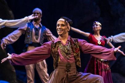 Luiz Paulo Martins (foto), do Theatro Municipal do Rio de Janeiro,é um dos convidados para aa apresentação da X Gala Excelência em Dança<!-- NICAID(15221473) -->