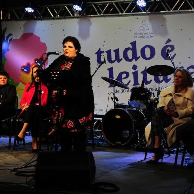 ExhibitionCAXIAS DO SUL, RS, BRASIL, 30/09/2022. Abertura oficial da 38ª Feira do Livro de Caxias do Sul na praça Dante Alighieri. Tudo É Leitura, é o tema deste ano. A escritora Maya Falks é a patrona desta edição e Décio Bombassaro o Amigo do Livro. (Porthus Junior/Agência RBS)<!-- NICAID(15222818) -->