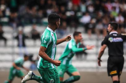 Juventude enfrenta o Gramadense na final do Gauchão sub-17. Na foto, meia Nico comemora o primeiro gol<!-- NICAID(15223211) -->