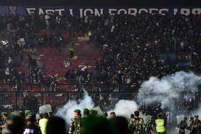 Na noite de sábado, torcedores do Arema FC invadiram o gramado e entraram em confronto com a polícia após o time perder por 3 a 2 para o Persebaya Surabaya