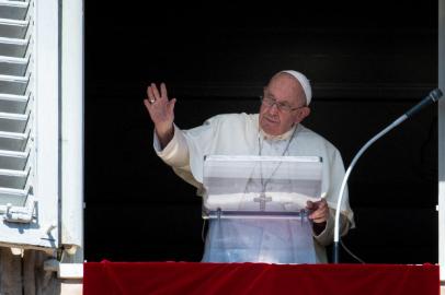 Pope Francis waves from the window of the Apostolic Palace during the weekly Angelus prayer on October 2, 2022 in The Vatican. - Pope Francis on Sunday deplored Russias annexation of Ukrainian territory and called on the Russian leader to stop the war and on Ukraines president to be open to talks. (Photo by Laurent EMMANUEL / AFP)Editoria: RELLocal: Vatican CityIndexador: LAURENT EMMANUELSecao: popeFonte: AFPFotógrafo: STF<!-- NICAID(15223417) -->