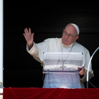 Pope Francis waves from the window of the Apostolic Palace during the weekly Angelus prayer on October 2, 2022 in The Vatican. - Pope Francis on Sunday deplored Russias annexation of Ukrainian territory and called on the Russian leader to stop the war and on Ukraines president to be open to talks. (Photo by Laurent EMMANUEL / AFP)Editoria: RELLocal: Vatican CityIndexador: LAURENT EMMANUELSecao: popeFonte: AFPFotógrafo: STF<!-- NICAID(15223417) -->