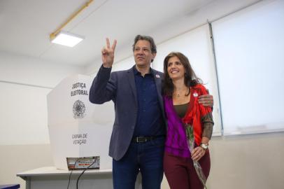 Haddad chega para votar no Colégio Catamarã, em São Paulo, acompanhado da esposaSP - ELEIÇÕES 2022/1º TURNO/VOTAÇÃO/HADDAD - POLÍTICA - Aos gritos de apoiadores o governador chegou, o candidato do PT ao governo de São Paulo, Fernando Haddad, chegou   há pouco para votar no Colégio Catamarã, no bairro Indianápolis, em São Paulo, na manhã deste domingo, 02 de   outubro de 2022.   02/10/2022 - Foto: FABRICIO BOMJARDIM/THENEWS2/ESTADÃO CONTEÚDOEditoria: POLÍTICALocal: SÃO PAULOIndexador: FABRICIO BOMJARDIMFonte: TheNews2Fotógrafo: THENEWS2<!-- NICAID(15224403) -->