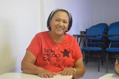 Fátima Bezerra vota na Universidade Estácio, em NatalRN - ELEIÇÕES 2022/RN/FÁTIMA BEZERRA - POLÍTICA - A governadora do Rio Grande do Norte e candidata à reeleição, Fátima Bezerra (PT), vota na Universidade Estácio, na   zona sul de Natal, neste domingo, 2 de outubro de 2022, durante as eleições gerais no Brasil.    02/10/2022 - Foto: JOSé ALDENIR/THENEWS2/ESTADÃO CONTEÚDOEditoria: POLÍTICALocal: NATALIndexador: JOSé ALDENIRFonte: TheNews2Fotógrafo: THENEWS2<!-- NICAID(15224410) -->