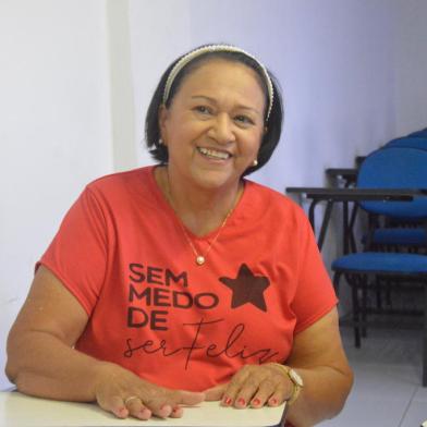 Fátima Bezerra vota na Universidade Estácio, em NatalRN - ELEIÇÕES 2022/RN/FÁTIMA BEZERRA - POLÍTICA - A governadora do Rio Grande do Norte e candidata à reeleição, Fátima Bezerra (PT), vota na Universidade Estácio, na   zona sul de Natal, neste domingo, 2 de outubro de 2022, durante as eleições gerais no Brasil.    02/10/2022 - Foto: JOSé ALDENIR/THENEWS2/ESTADÃO CONTEÚDOEditoria: POLÍTICALocal: NATALIndexador: JOSé ALDENIRFonte: TheNews2Fotógrafo: THENEWS2<!-- NICAID(15224410) -->