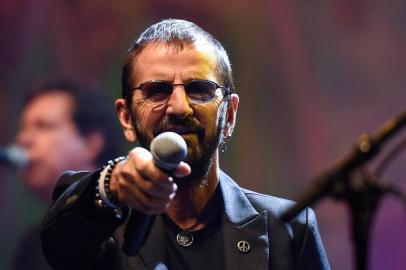 British musician and singer and former Beatles member Richard Starkey, also known as Ringo Starr, performs during a concert at the Olympia venue in Paris on June 6, 2018. (Photo by Olivier MORIN / AFP)Editoria: ACELocal: ParisIndexador: OLIVIER MORINSecao: musicFonte: AFPFotógrafo: STF<!-- NICAID(14539066) -->