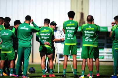 ExhibitionCAXIAS DO SUL, RS, BRASIL, 03/10/2022. Treino do Juventude no Centro de Formação de Atletas e Cidadãos, o CFAC. O Juventude é o lanterna da série A do Campeonato Brasileiro. Primeiro treino do técnico interino Lucas Zanella. Umberto Louzer foi demitido na manhã desta segunda feira. (Porthus Junior/Agência RBS)<!-- NICAID(15225361) -->