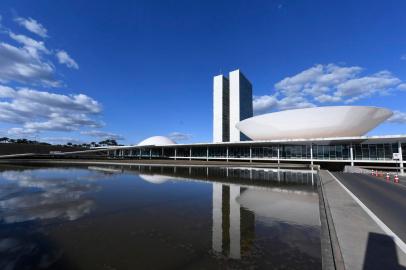 Fachada do Congresso Nacional, a sede das duas Casas do Poder Legislativo brasileiro.As cúpulas abrigam os plenários da Câmara dos Deputados (côncava) e do Senado Federal (convexa), enquanto que nas duas torres - as mais altas de Brasília, com 100 metros - funcionam as áreas administrativas e técnicas que dão suporte ao trabalho legislativo diário das duas instituições.<!-- NICAID(15218479) -->