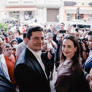 Esposa do ex-juiz Sergio Moro, a advogada Rosangela Moro (União Brasil), foi eleita deputada federal por São Paulo nesse domingo (2). Concorrendo pela primeira vez, ela recebeu 217.170 votos e foi a 18ª mais votada para o cargo no Estado.Em vídeo publicado nas redes sociais, Rosângela afirmou que vai honrar com muita dignidade e muito trabalho cada um dos votos recebidos.¿ O trabalho foi bem feito e a vitória é nossa ¿ disse.Ela também comentou a eleição do marido, Sergio Moro, que será senador pelo Paraná, e do ex-procurador Deltan Dallagnol (Pode), que será deputado federal também pelo Estado sulista.<!-- NICAID(15225527) -->