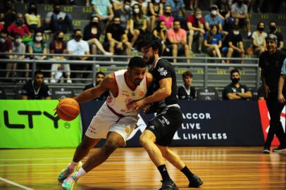 CAXIAS DO SUL, RS, BRASIL, 28/12/2021. Caxias do Sul Basquete x Pato Basquete, jogo válido pela 14ª rodada do Novo Basquete Brasil (NBB) e realizado no Ginásio do Sesi. (Porthus Junior/Agência RBS)<!-- NICAID(14978517) -->