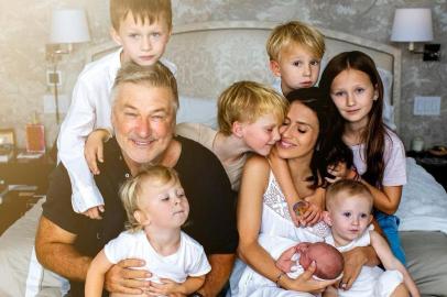 Hilaria Baldwin posta primeira foto da família após nascimento da sétima filha<!-- NICAID(15226166) -->