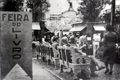 Foto da 1ª Feira do Livro de Porto Alege, realizada na Praça da Alfândega, em 1955.<!-- NICAID(12531398) -->