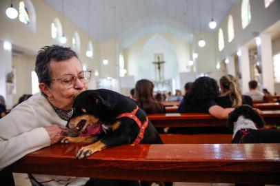 PORTO ALEGRE, RS, BRASIL - 2022.10.04 - No dia de São Francisco de Assis, protetor dos animais, cães recebem benção na igreja. Na foto: Peteta e Paloma, cachorrinha de Sônia Ruckler, 75 anos (Foto: André Ávila/ Agência RBS)<!-- NICAID(15226283) -->