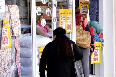 CAXIAS DO SUL, RS, BRASIL, 04/10/2022. Economia de Caxias cresce 4,9% em agosto. Comércio tem destaque por ter crescido 17,2% ao mesmo período do ano passado. Na foto, movimento no comércio. (Neimar De Cesero/Agência RBS)<!-- NICAID(15226479) -->