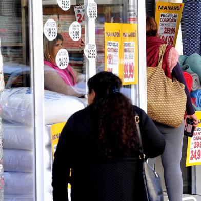 CAXIAS DO SUL, RS, BRASIL, 04/10/2022. Economia de Caxias cresce 4,9% em agosto. Comércio tem destaque por ter crescido 17,2% ao mesmo período do ano passado. Na foto, movimento no comércio. (Neimar De Cesero/Agência RBS)<!-- NICAID(15226479) -->