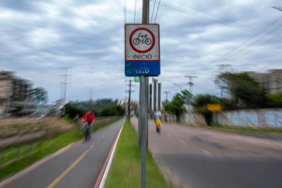 PORTO ALEGRE, RS, BRASIL - Matéria que vai mostrar alguns dos principais problemas em ciclovias de Poa, que foram apontados por uma ONG de ciclistas.Orientações para foto: Vamos passar em alguns pontos de avenidas. Nas imagens a ciclovia da avenida Ipiranga esquina Antônio de Carvalho.Indexador: Jeff Botega<!-- NICAID(15210227) -->