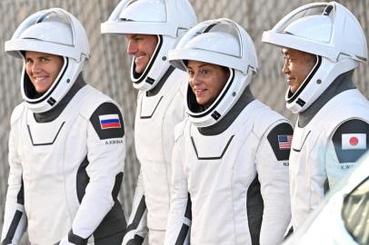 SpaceX Crew-5 launch(L-R) Russian cosmonaut Anna Kikina, NASA astronaut Josh Cassada, NASA astronaut Nicole Mann, and Japanese astronaut Koichi Wakata arrive ahead of the launch of the SpaceX Falcon 9 rocket, carrying the Crew5 Dragon, at the Kennedy Space Center in Florida on October 5, 2022. - The launch, which is expected to happen today, will begin a six-month expedition on the International Space Station for the crew aboard. (Photo by Jim WATSON / AFP)Editoria: SCILocal: Cape CanaveralIndexador: JIM WATSONSecao: space programmeFonte: AFPFotógrafo: STF<!-- NICAID(15227125) -->