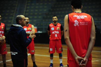 ExhibitionCAXIAS DO SUL, RS, BRASIL, 14/09/2022. Treino do Caxias do Sul Basquete no ginásio do Sesi. Na foto, técnico Rodrigo Barbosa.  (Porthus Junior/Agência RBS)<!-- NICAID(15206486) -->