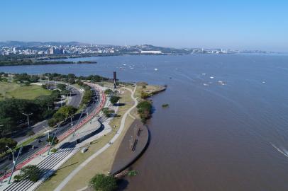 Apoiadores de Jair Bolsonaro saem em motociata com o presidente em Porto Alegre. Imagens captadas por drone ao longo da Orla do Guaíba.Foto: Félix Zucco/Agência RBS<!-- NICAID(14831501) -->