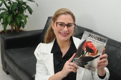 CAXIAS DO SUL, RS, BRASIL, 05/10/2022. A jornalista Aline Ecker lança o livro Pandemia: Histórias que contei, na Feira do Livro de Caxias do Sul. (Bruno Todeschini/Agência RBS)<!-- NICAID(15228254) -->