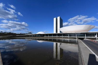 Fachada do Congresso Nacional, a sede das duas Casas do Poder Legislativo brasileiro.As cúpulas abrigam os plenários da Câmara dos Deputados (côncava) e do Senado Federal (convexa), enquanto que nas duas torres - as mais altas de Brasília, com 100 metros - funcionam as áreas administrativas e técnicas que dão suporte ao trabalho legislativo diário das duas instituições.<!-- NICAID(15218479) -->