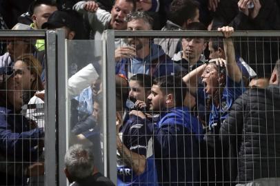 Fans of Gimnasia y Esgrima react after the incidents outside the Juan Carmelo Zerillo stadium during the Argentine Professional Football League Tournament 2022 match between Gimnasia y Egrima and Boca Juniors in La Plata, Argentina, on October 6, 2022. - This Thursdays match between Gimnasia y Esgrima and Boca Juniors was suspended 9 minutes into the first half due to serious incidents outside the stadium that affected the development of the match. (Photo by ALEJANDRO PAGNI / AFP)Editoria: SPOLocal: La PlataIndexador: ALEJANDRO PAGNISecao: soccerFonte: AFPFotógrafo: STR<!-- NICAID(15229512) -->