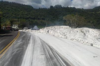 Carreta tomba com carga de amido de milho na BR-386, Pouso Novo. Pegou fogo. Carga de amido de milho na pista.<!-- NICAID(15229831) -->