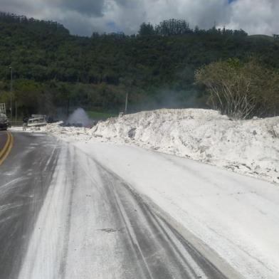 Carreta tomba com carga de amido de milho na BR-386, Pouso Novo. Pegou fogo. Carga de amido de milho na pista.<!-- NICAID(15229831) -->