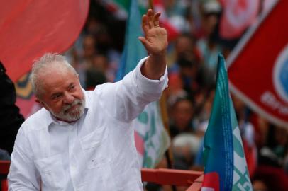 Brazils former President (2003-2010) and presidential candidate for the leftist Workers Party (PT) Luiz Inacio Lula da Silva waves to supporters during a campaign rally in Guarulhos, Sao Paulo state, Brazil on October 7, 2022. - Front-runner Luiz Inacio Lula da Silva criticized far-right incumbent Jair Bolsonaro Thursday for implying illiteracy helped the veteran leftist win Brazils first-round presidential election, calling his rival a monster whose government doesnt care about education. (Photo by Miguel Schincariol / AFP)Editoria: POLLocal: GuarulhosIndexador: MIGUEL SCHINCARIOLSecao: electionFonte: AFPFotógrafo: STR<!-- NICAID(15229902) -->