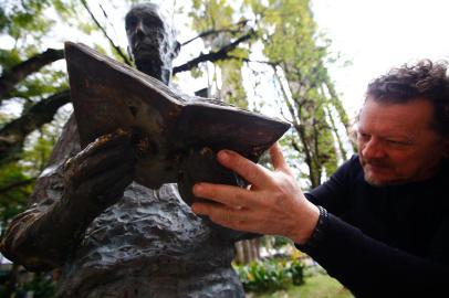 Porto Alegre, RS, Brasil, 07/10/2022 - Livro da escultura de Carlos Drummond de Andrade é reinstalado com reforço de parafusos e solda na Praça da Alfândega - Foto: Jonathan Heckler/Agência RBS<!-- NICAID(15229693) -->