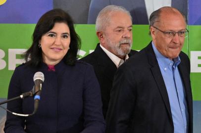 Brazils former President (2003-2010) and presidential candidate for the leftist Workers Party (PT), Luiz Inacio Lula da Silva (C), his vice presidential candidate Geraldo Alckmin (R), and former presidential candidate Simone Tebet (MDB) arrive for a press conference in Sao Paulo, Brazil, on October 7, 2022. (Photo by NELSON ALMEIDA / AFP)Editoria: POLLocal: GuarulhosIndexador: NELSON ALMEIDASecao: electionFonte: AFPFotógrafo: STF<!-- NICAID(15230198) -->