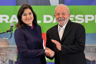 Brazils former President (2003-2010) and presidential candidate for the leftist Workers Party (PT), Luiz Inacio Lula da Silva (R), shakes hands with former presidential candidate Simone Tebet (MDB), after a meeting in Sao Paulo, Brazil, on October 7, 2022. (Photo by NELSON ALMEIDA / AFP)Editoria: POLLocal: GuarulhosIndexador: NELSON ALMEIDASecao: electionFonte: AFPFotógrafo: STF<!-- NICAID(15230203) -->