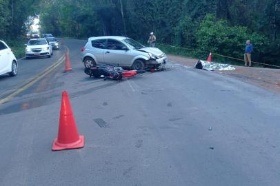 Um homem de 38 anos morreu após um acidente de trânsito entre um carro e a motocicleta que ele dirigia na RS-020, em Taquara. A ocorrência foi registrada por volta das 16h30min desta sexta-feira (7).<!-- NICAID(15230292) -->