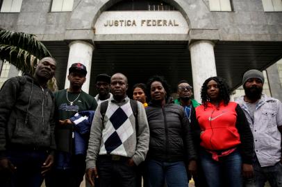 Porto Alegre, RS, Brasil, 19-09-2022: Haitianos buscam ajuda na Justiça Federal, na região central de Porto Alegre. Na tentativa de trazer familiares do Haiti para o Brasil, eles pagaram milhares de reais, mas acabaram vítimas de um golpe, sem a realização das viagens e sem o dinheiro pago. Foto: Mateus Bruxel / Agência RBSIndexador: Mateus Bruxel<!-- NICAID(15210436) -->