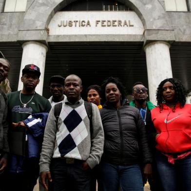 Porto Alegre, RS, Brasil, 19-09-2022: Haitianos buscam ajuda na Justiça Federal, na região central de Porto Alegre. Na tentativa de trazer familiares do Haiti para o Brasil, eles pagaram milhares de reais, mas acabaram vítimas de um golpe, sem a realização das viagens e sem o dinheiro pago. Foto: Mateus Bruxel / Agência RBSIndexador: Mateus Bruxel<!-- NICAID(15210436) -->