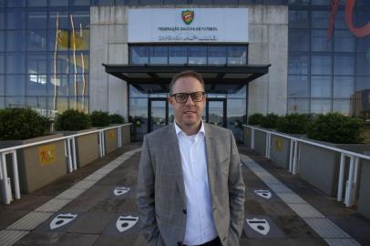 PORTO ALEGRE, RS, BRASIL - 2019.05.17 - Luciano Hocsman é o novo presidente da Federação Gaúcha de Futebol. Ocupará o cargo que era de Francisco Novelleto. (Foto: ANDRÉ ÁVILA/ Agência RBS)<!-- NICAID(14083000) -->