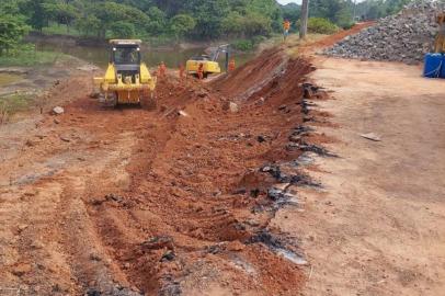 O DNIT informa que atua em conjunto com as demais entidades para garantir a continuidade da retirada dos veículos e as buscas na região onde ocorreu o desabamento da ponte sobre o Rio Curuçá na BR-319/AM.<!-- NICAID(15231024) -->