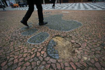 PORTO ALEGRE, RS, BRASIL, 10/10/2022- Restauração da obra, Pegada Africana feita com pedras portuguesas na Praça da Alfândega. Foto: Ronaldo Bernardi / Agencia RBS<!-- NICAID(15231297) -->