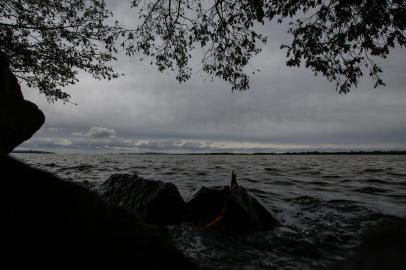 Porto Alegre, RS, Brasil, 09/10/2022 - Clima. Frente fria chega em Porto Alegre e domingo é de céu com nuvens escuras e temperaturas baixas - Foto: Jonathan Heckler/Agência RBS<!-- NICAID(15230799) -->