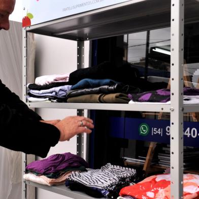 CAXIAS DO SUL, RS, BRASIL, 10/10/2022. Prateleira solidária surpreende idealizadores e funciona há três meses de forma sustentável em Caxias do Sul. Roupas, calçados e alimentos são deixados pela comunidade e recolhidos por quem precisa na Rua Frei Pacífico. Ninguém pode ajudar a todos, mas todo mundo pode ajudar alguém. A frase de autor desconhecido inspirou o empresário César Bettiol, 57 anos, a reproduzir, em frente a sua loja de suprimentos de escritório, em Caxias do Sul, uma iniciativa já conhecida principalmente na chegada do inverno. (Neimar De Cesero/Agência RBS)<!-- NICAID(15231517) -->