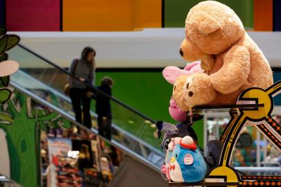 Porto Alegre, RS, Brasil, 10-10-2022: Loja de brinquedos no shopping Iguatemi. Movimento de compras para Dia da Criança. Foto: Mateus Bruxel / Agência RBSIndexador: Mateus Bruxel<!-- NICAID(15231610) -->