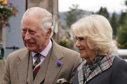 Britains King Charles III (L) and Britains Camilla, Queen Consort (R) arrive at a reception to thank the community of Aberdeenshire for their organisation and support following the death of Queen Elizabeth II at Station Square, the Victoria & Albert Halls, in Ballater, on October 11, 2022. (Photo by Andrew Milligan / POOL / AFP)Editoria: HUMLocal: BallaterIndexador: ANDREW MILLIGANSecao: imperial and royal mattersFonte: POOLFotógrafo: STR<!-- NICAID(15232727) -->