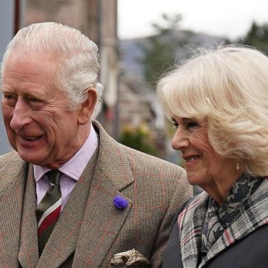 Britains King Charles III (L) and Britains Camilla, Queen Consort (R) arrive at a reception to thank the community of Aberdeenshire for their organisation and support following the death of Queen Elizabeth II at Station Square, the Victoria & Albert Halls, in Ballater, on October 11, 2022. (Photo by Andrew Milligan / POOL / AFP)Editoria: HUMLocal: BallaterIndexador: ANDREW MILLIGANSecao: imperial and royal mattersFonte: POOLFotógrafo: STR<!-- NICAID(15232727) -->