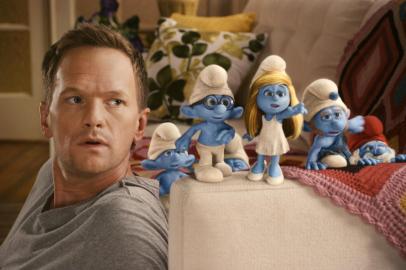 Cena do filme Os Smurfs (2011), que leva as minúsculas criaturas azuis ao cinema misturando computação gráfica em 3D e atores reais. Na cena, os Smurfs em companhia do ator Neil Patrick Harris<!-- NICAID(7312544) -->