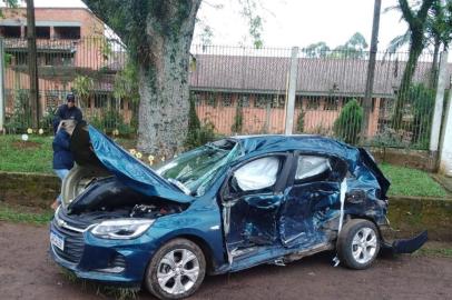 Mulher morre e duas crianças ficam feridas em acidente na RS-287. Colisão lateral entre carro e van ocorreu no trecho de Tabaí. Foto: Rota de Santa Maria/Divulgação<!-- NICAID(15232709) -->