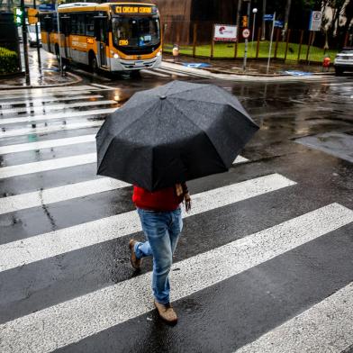 2022.10.11 - PORTO ALEGRE, RS, BRASIL - Dia de chuva em Porto Alegre. (Foto Andre Avila/ Agencia RBS)<!-- NICAID(15232965) -->