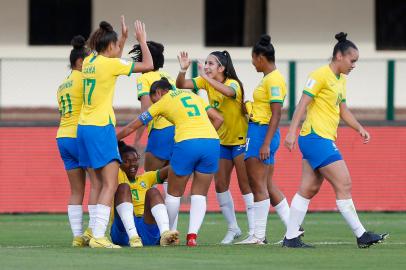 A Seleção Brasileira estreou com vitória na Copa do Mundo FIFA Sub-17 da Índia. Nesta terça-feira (11), o time comandado pela técnica Simone Jatobá derrotou o Marrocos por 1 a 0. O gol da partida, disputada no Kalinga Stadium, em Bhubaneswar, foi marcado pela atacante Jhonson, camisa 9 da equipe.<!-- NICAID(15232992) -->