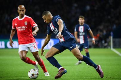 Paris Saint-Germains French forward Kylian Mbappe (R) runs with the ball as Benficas Portuguese midfielder Joao Mario looks on during the UEFA Champions League group H football match between Paris Saint-Germain (PSG) and SL Benfica, at The Parc des Princes Stadium, on October 11, 2022. (Photo by FRANCK FIFE / AFP)Editoria: SPOLocal: ParisIndexador: FRANCK FIFESecao: soccerFonte: AFPFotógrafo: STF<!-- NICAID(15233095) -->