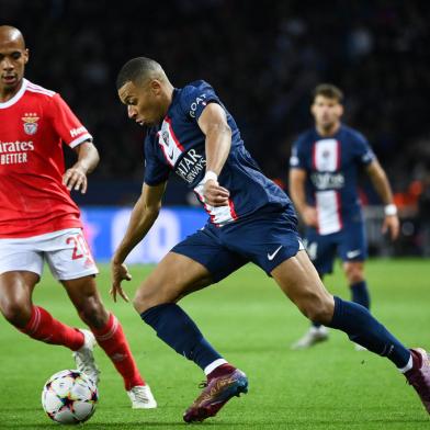 Paris Saint-Germains French forward Kylian Mbappe (R) runs with the ball as Benficas Portuguese midfielder Joao Mario looks on during the UEFA Champions League group H football match between Paris Saint-Germain (PSG) and SL Benfica, at The Parc des Princes Stadium, on October 11, 2022. (Photo by FRANCK FIFE / AFP)Editoria: SPOLocal: ParisIndexador: FRANCK FIFESecao: soccerFonte: AFPFotógrafo: STF<!-- NICAID(15233095) -->