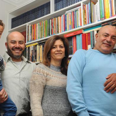 CAXIAS DO SUL, RS, BRASIL, 12/10/2022. No Dia do Professor, a reportagem conta histórias de pais que passaram o amor pela profissão aos filhos, que seguiram o mesmo caminho. Na família de Olga Neri de Campos Lima, 57 aconteceu o mesmo: o primogênito escolheu a mesma profissão dos pais. Professora de Língua Portuguesa, Olga é casada com o também professor Austinho Antunes Lima Filho, 58, e mãe de Augusto, 36, e Rodolfo, 29. Na foto, Olga, Austinho, o filho Augusto e o neto Otávio Bangel Lima. (Bruno Todeschini/Agência RBS)<!-- NICAID(15233808) -->